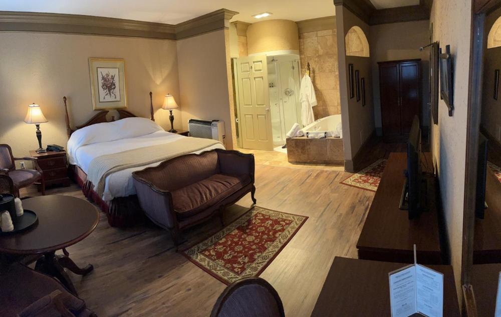 Deluxe Suite with Spa Bath interior